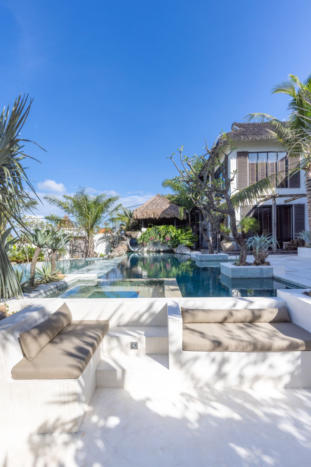 Suburban Sophistication Villa – Elegant 6-Bedroom Retreat of Modern Luxury